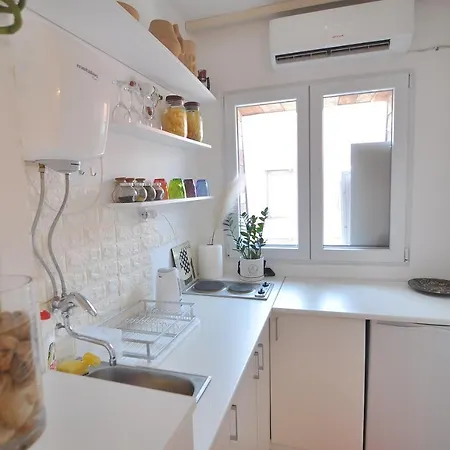 Charming Near Downtown Belgrade