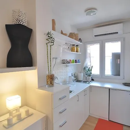 Charming Near Downtown Apartment *