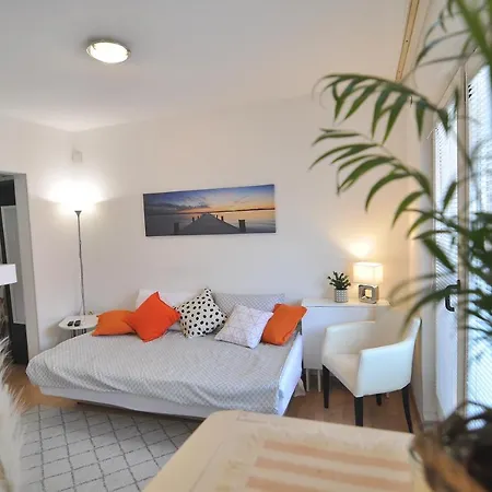 Charming Near Downtown Apartment *